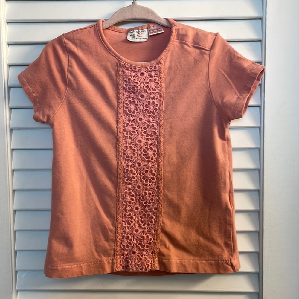 Zara 2/3T T W/Eyelet Front,Pleated back&snap closure. EUC- Coral